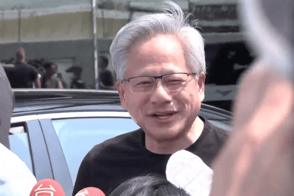 黃仁勳身著T恤抵台 今晚與魏哲家共進晚餐 