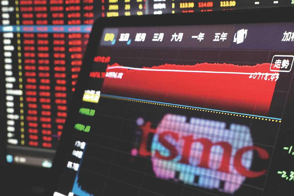 台股嗨爆！三大法人同步加碼 電子股站C位 分析師：全村的希望在AI
