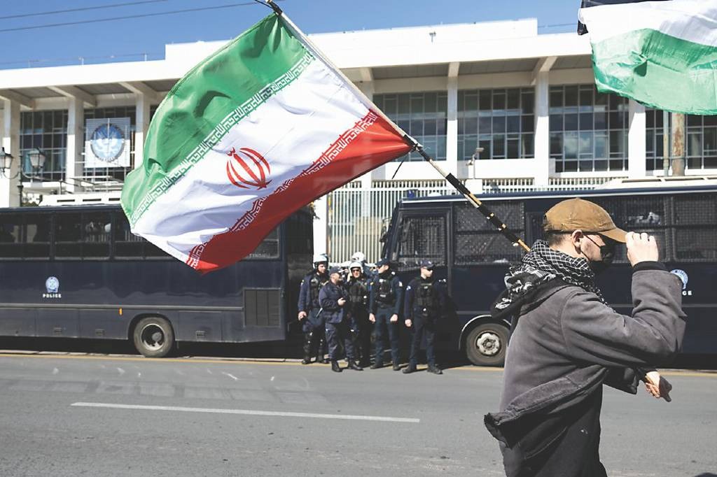 中東戰火持續 美駐沙國使館遭攻擊！美伊開戰第3天 亞太市場全跳水