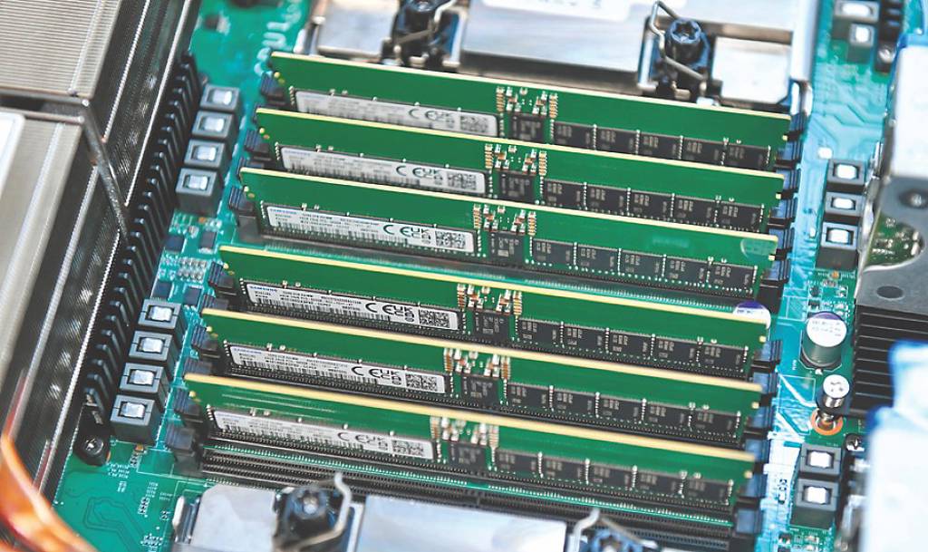 華強北驚現「記憶體拋售潮」！DDR5現貨價單周崩跌3成 為何合約價還在漲？ 