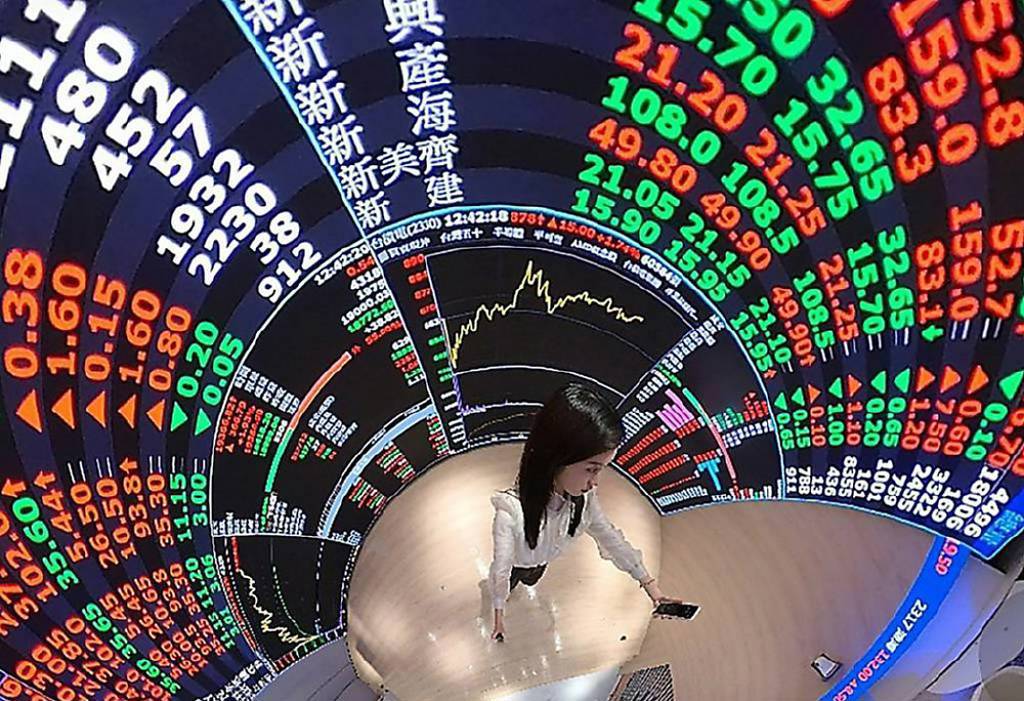 台股衝46K又縮了！三大法人賣超213億 分析師：AI布局改看「真獲利」