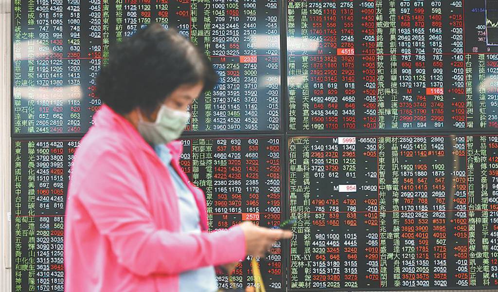 外資提款200億、投信逆勢狂接！台股49K得而復失 分析師看AI升級趨勢未變